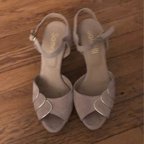 Blush pink Suede peep toe pumps with gold accent - Picture 3 of 4